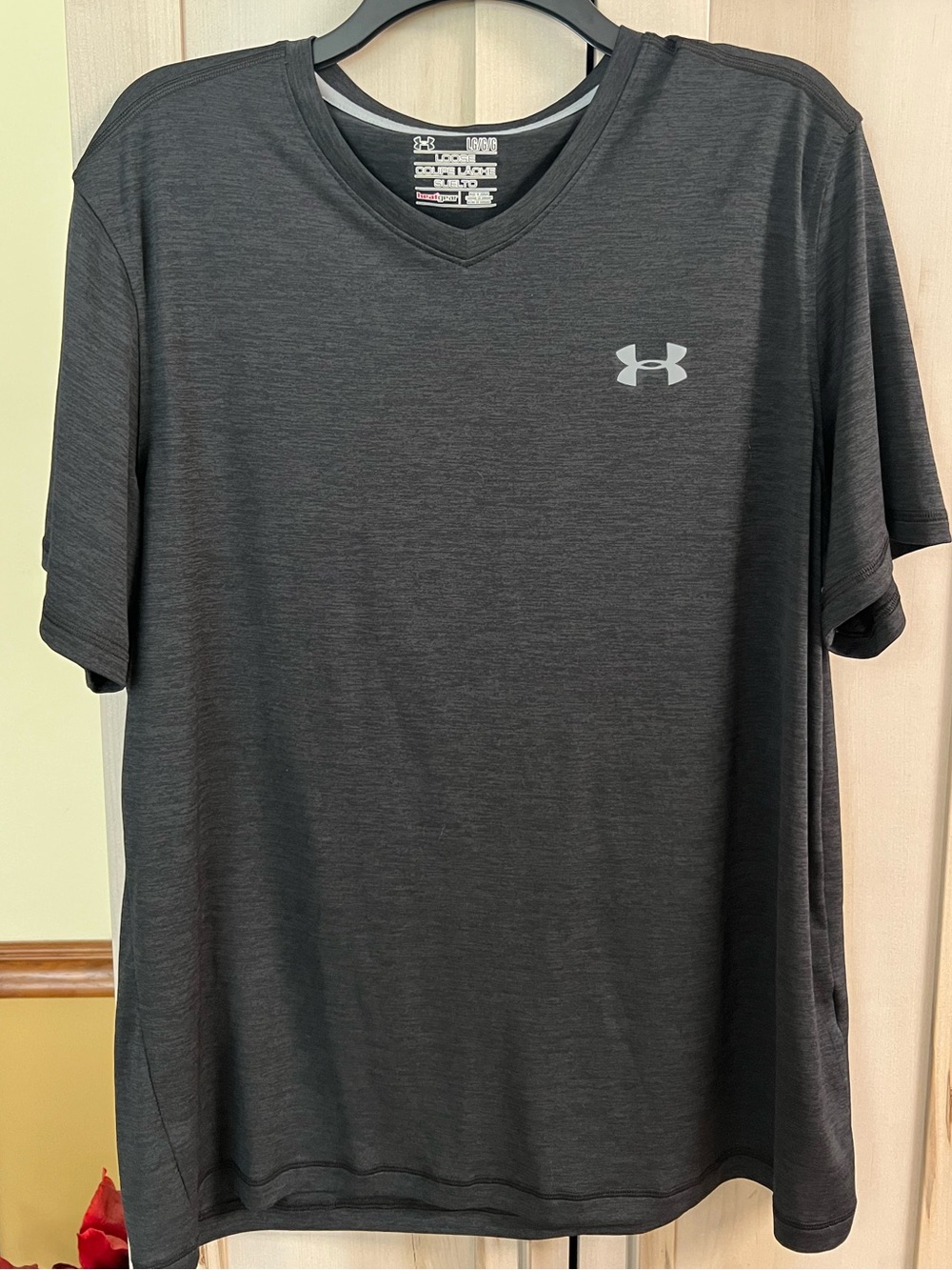 Size Large - Under Armour - Black - Loose Fit  - HeatGear - V Neck - Top